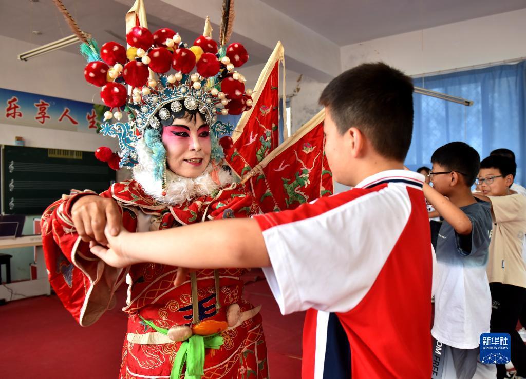 大红鹰图片